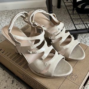 Nude size 10 Naturalizer Heel